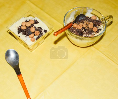 Téléchargez les photos : Desert chocolate with cream - en image libre de droit