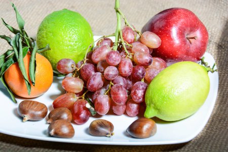 Téléchargez les photos : Groupe de fruits et noix sur assiette - en image libre de droit