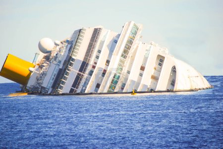 Téléchargez les photos : Un grand navire brisé dans la mer - en image libre de droit