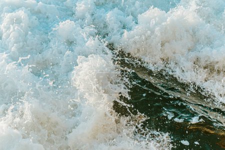 Téléchargez les photos : Une vague massive s'écrase dans l'océan - en image libre de droit