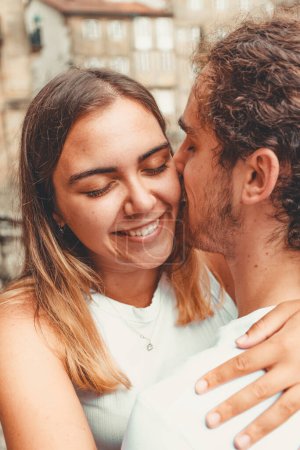 Téléchargez les photos : Jeune homme embrassant son partenaire lors d'une journée ensoleillée - en image libre de droit