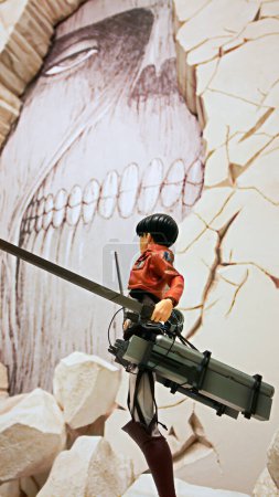 Foto de Kobe, Japón - 07 / 08 / 2020: Numerosas exhibiciones en la Exposición 'Attack on Titan' (Shingeki no Kyojin) celebrada desde Attack on Titan en Daimaru Kobe Mise. - Imagen libre de derechos