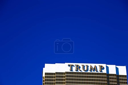 Téléchargez les photos : Las Vegas, États-Unis - 17 sept. 2018 : Trump International Hotel à Las Vegas, NV, nommé d'après le promoteur immobilier et homme politique Donald Trump. Les fenêtres de la propriété de luxe sont dorées d'or 24 carats - en image libre de droit