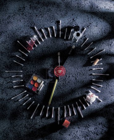 Foto de Reloj con diferentes objetos en la pared - Imagen libre de derechos