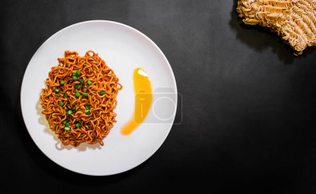Téléchargez les photos : "Korean spicy hot instant noodles on a black background" - en image libre de droit