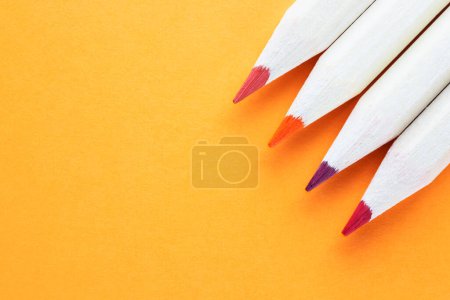 Téléchargez les photos : Crayons de couleur sur fond jaune - en image libre de droit