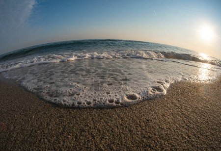 Téléchargez les photos : Belles vagues éclaboussent à la plage. Nature, concept de voyage - en image libre de droit