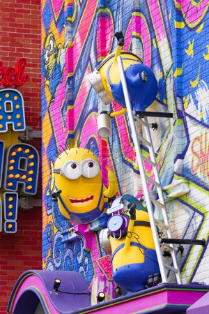 Téléchargez les photos : OSAKA, JAPON - 19 février 2020 : Statue de HAPPY MINION, située dans Universal Studios Japan, Osaka, Japon. Minions sont personnage célèbre de Despicable Me animation - en image libre de droit