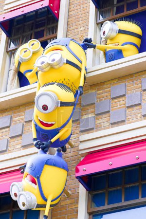 Téléchargez les photos : OSAKA, JAPON - 19 février 2020 : Statue des Minions du film Moi Minion Mayhem au Minion Park à Universal Studios Japon, Osaka, Japon - en image libre de droit