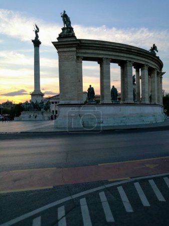 Téléchargez les photos : Place des Héros à Budapest avant la tombée de la nuit - en image libre de droit