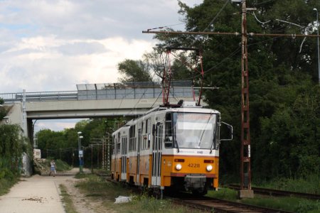 Téléchargez les photos : Le tramway qui approche à Budafok à Budapest - en image libre de droit