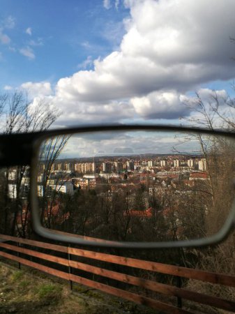 Téléchargez les photos : Paysage urbain de Miskolc depuis la tour de guet Avasi, vue de mes lunettes - en image libre de droit
