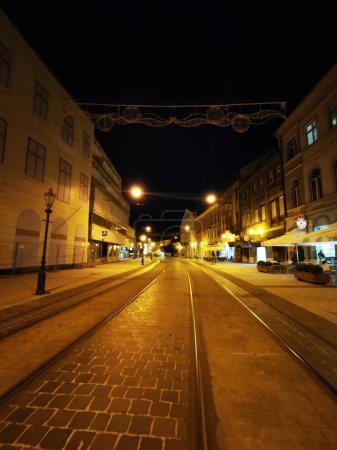 Téléchargez les photos : Un train sur les rails la nuit - en image libre de droit