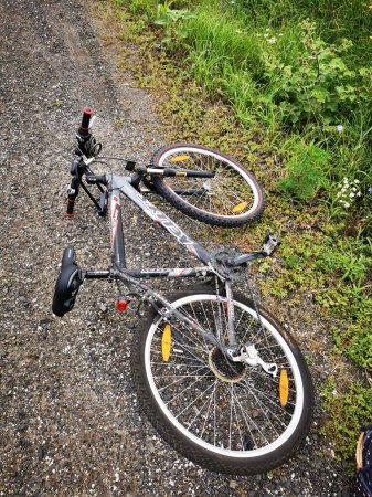 Foto de Una bicicleta aparcada a un lado de la carretera - Imagen libre de derechos