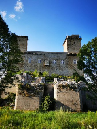 Téléchargez les photos : Le château de Disgyr à Miskolc a été photographié un jour d'été - en image libre de droit