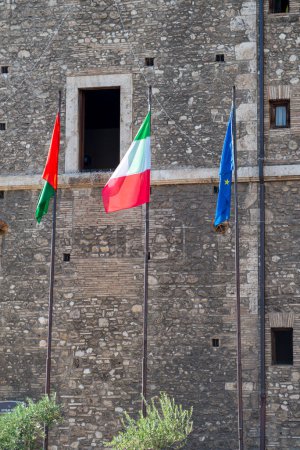 Foto de Banderas frente a la ciudad de terni - Imagen libre de derechos