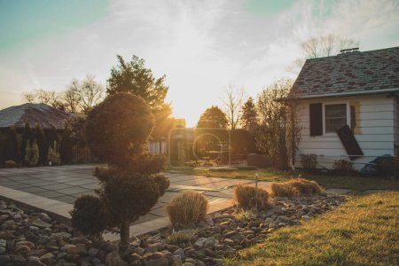 Foto de Una puesta de sol naranja brillante en un patio trasero suburbano - Imagen libre de derechos