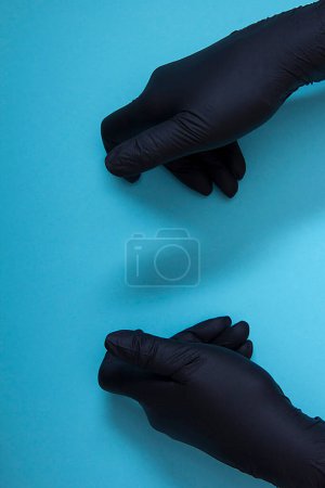 Téléchargez les photos : Hands in black nitrile gloves - en image libre de droit