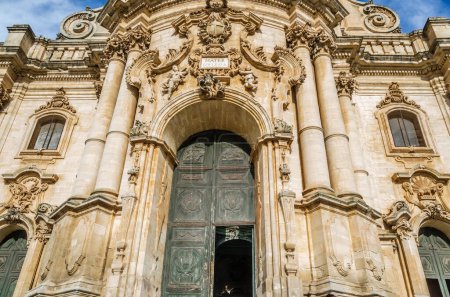Téléchargez les photos : Entrée de la cathédrale de Modica en Sicile - en image libre de droit