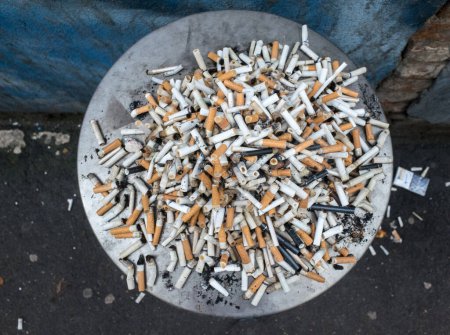 Téléchargez les photos : Fumer tue sur le fond, gros plan - en image libre de droit