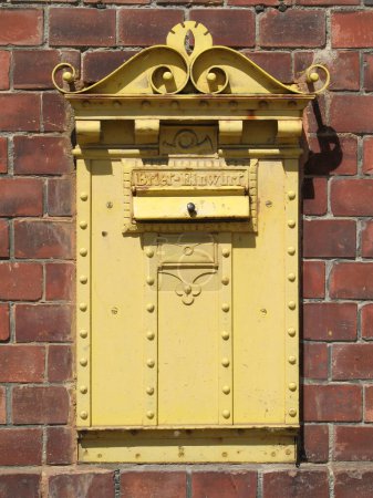 Téléchargez les photos : "Vieille boîte aux lettres jaune
" - en image libre de droit