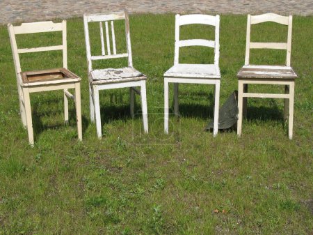 Foto de Viejo Cuatro sillas en el césped - Imagen libre de derechos