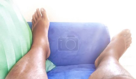 Téléchargez les photos : Homme Reposé sur le canapé, les jambes - en image libre de droit