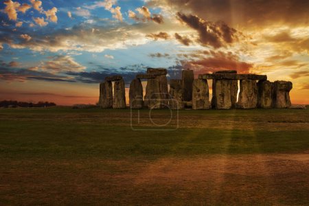 Foto de Puesta de sol mágica en el monumento prehistórico de Stonehenge, Reino Unido - Imagen libre de derechos