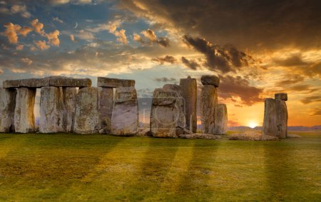 Téléchargez les photos : Coucher de soleil magique au monument préhistorique de Stonehenge, Royaume-Uni - en image libre de droit