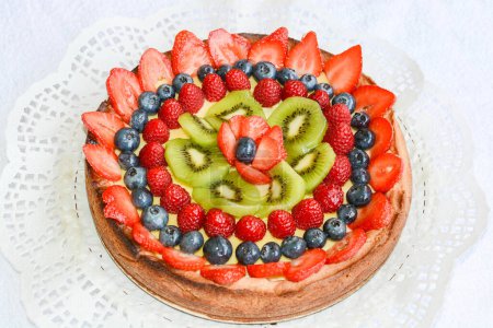 Foto de Primer plano de delicioso pastel de queso con frutas - Imagen libre de derechos