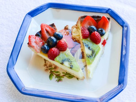 Foto de Primer plano de delicioso pastel de queso con frutas - Imagen libre de derechos