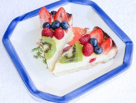 Téléchargez les photos : Plan rapproché de délicieux gâteau au fromage aux fruits - en image libre de droit