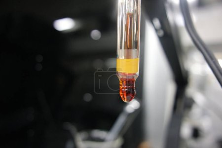 Foto de Vista de cerca del medidor de pH, un dispositivo para medir el pH en un laboratorio químico - Imagen libre de derechos