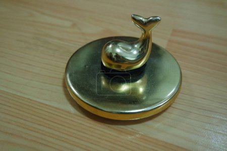 Téléchargez les photos : Le petit pot décoratif doré avec couvercle en dauphin ouvert, pour la décoration de la chambre - en image libre de droit