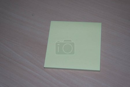 Téléchargez les photos : Papier collant jaune placé sur une table en bois - en image libre de droit