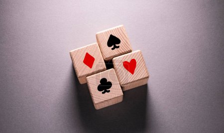 Téléchargez les photos : Mot signe Casino avec cubes en bois, image colorée - en image libre de droit