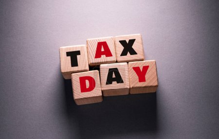 Téléchargez les photos : Jour de l'impôt Parole avec des cubes en bois - en image libre de droit