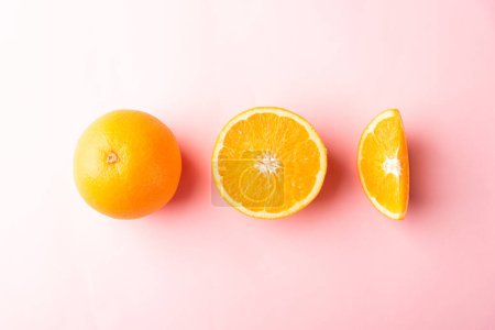 Foto de Media rodaja de fruta de naranja fresca y naranja completa - Imagen libre de derechos