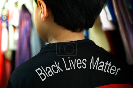 Téléchargez les photos : Chemise sport écran enfant pour message de soutien noir vies matière - en image libre de droit