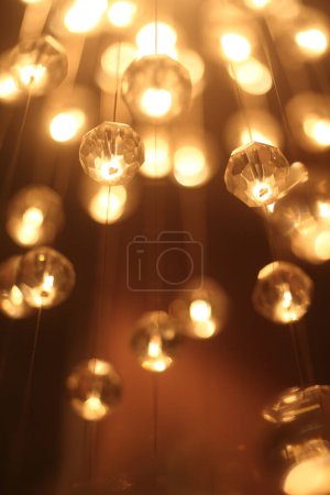 Foto de Elegante lámpara de araña en el interior moderno, vista de cerca - Imagen libre de derechos