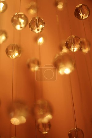 Foto de Elegante lámpara de araña en el interior moderno, vista de cerca - Imagen libre de derechos