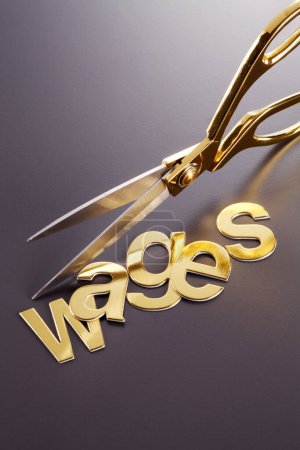 Téléchargez les photos : Ciseaux dorés coupe salaire mot - en image libre de droit