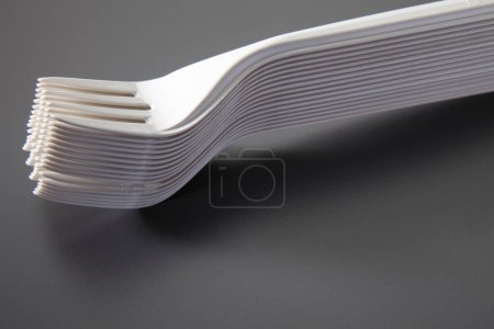Foto de Tenedores de cubiertos de plástico desechables, aislados en el fondo. - Imagen libre de derechos
