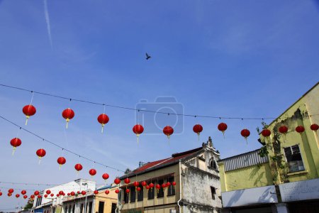 Téléchargez les photos : Lanternes chinoises en ville, lieu de voyage sur fond - en image libre de droit