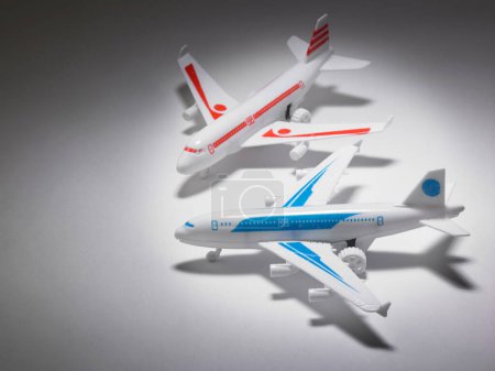 Téléchargez les photos : Jouets avions à air sur fond blanc - en image libre de droit