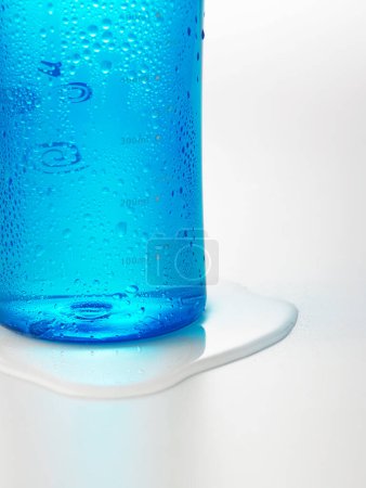 Foto de Botella de agua azul con pequeñas gotas en la superficie - Imagen libre de derechos