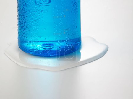 Foto de Botella de agua azul con pequeñas gotas en la superficie - Imagen libre de derechos