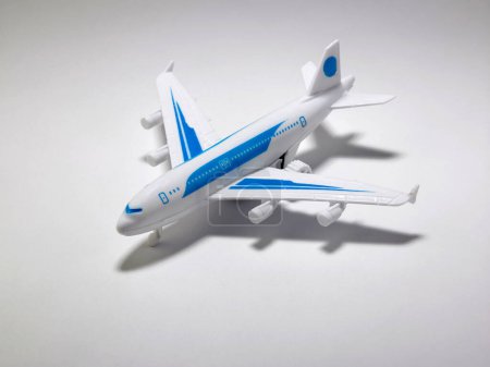 Téléchargez les photos : Jouet avion sur fond blanc - en image libre de droit