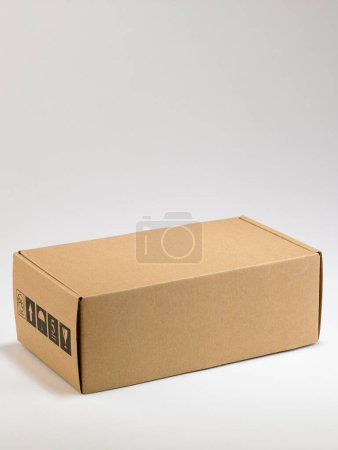Téléchargez les photos : Boîte marron sur fond blanc - en image libre de droit