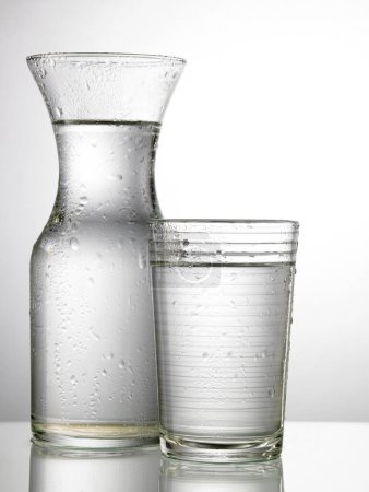 Foto de Agua potable en botella y vaso - Imagen libre de derechos